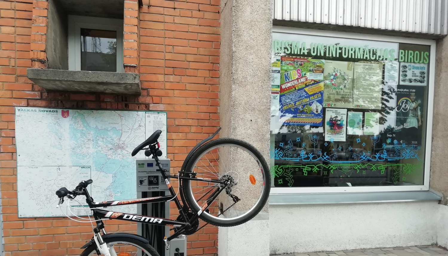 Valkas centrā ir uzstādīts velosipēdu pašapkalpošanās stends