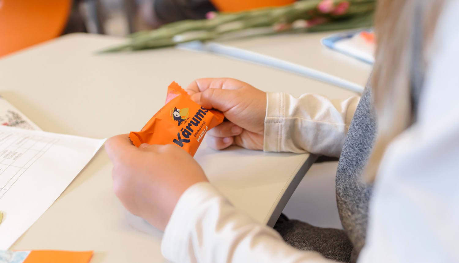 Visi pirmklasnieki Valkas novadā saņems dāvanu – “Kārums” sieriņus