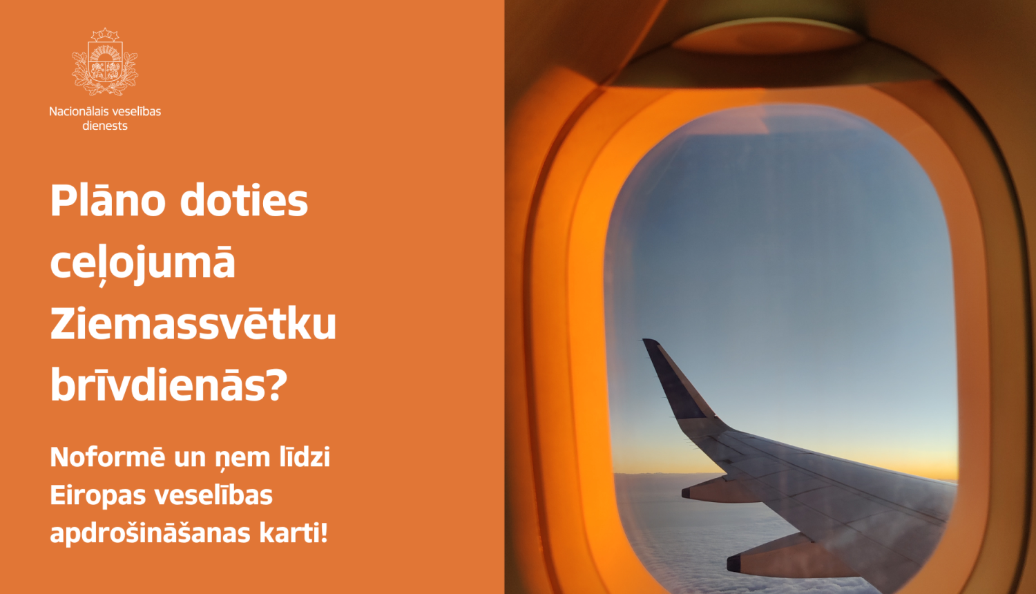 Oranžs baneris ar foto. kurā redzams lidmašīnas spārnu caur iluminatoru