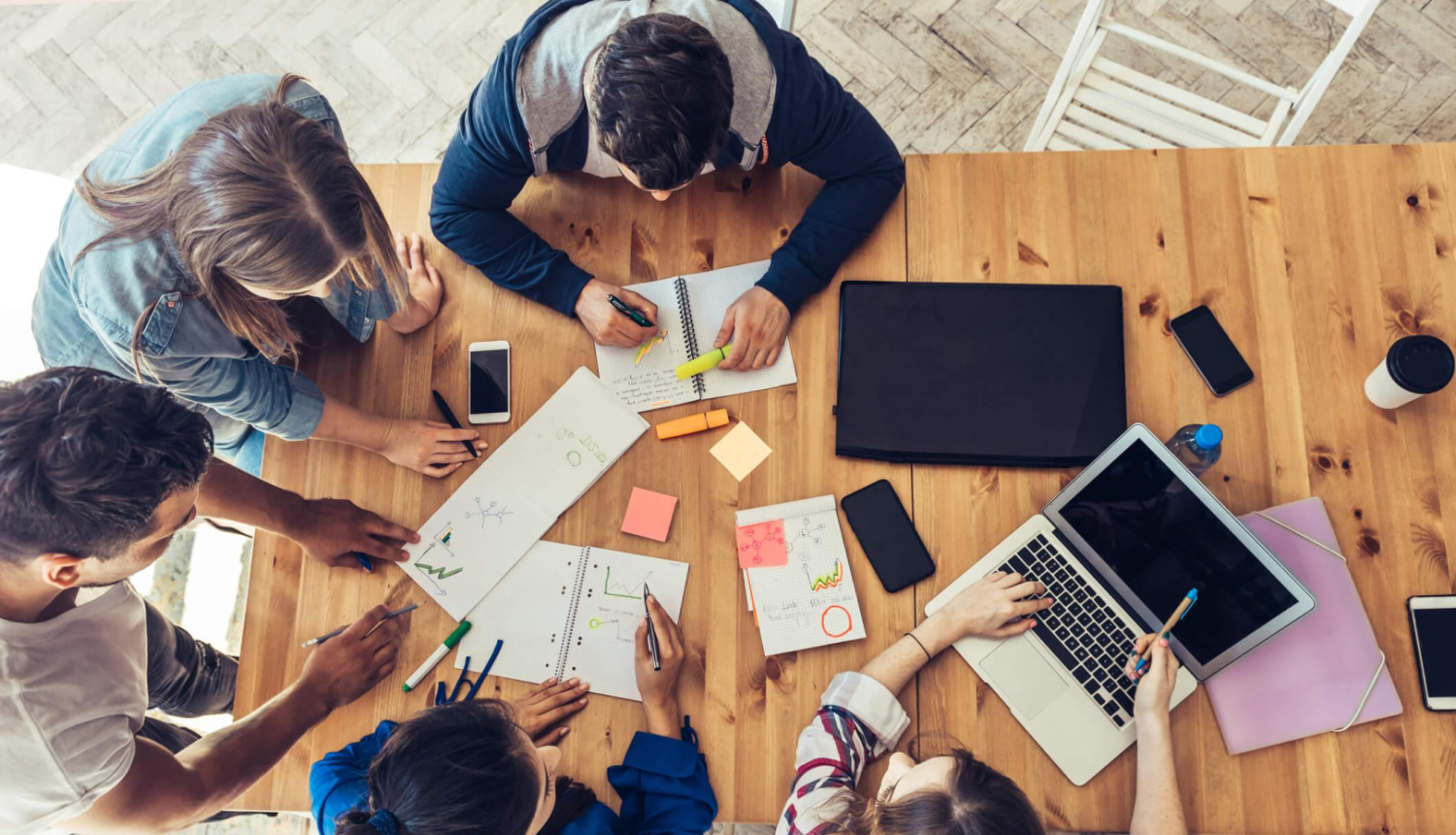 Jauniešu grupa pie galda