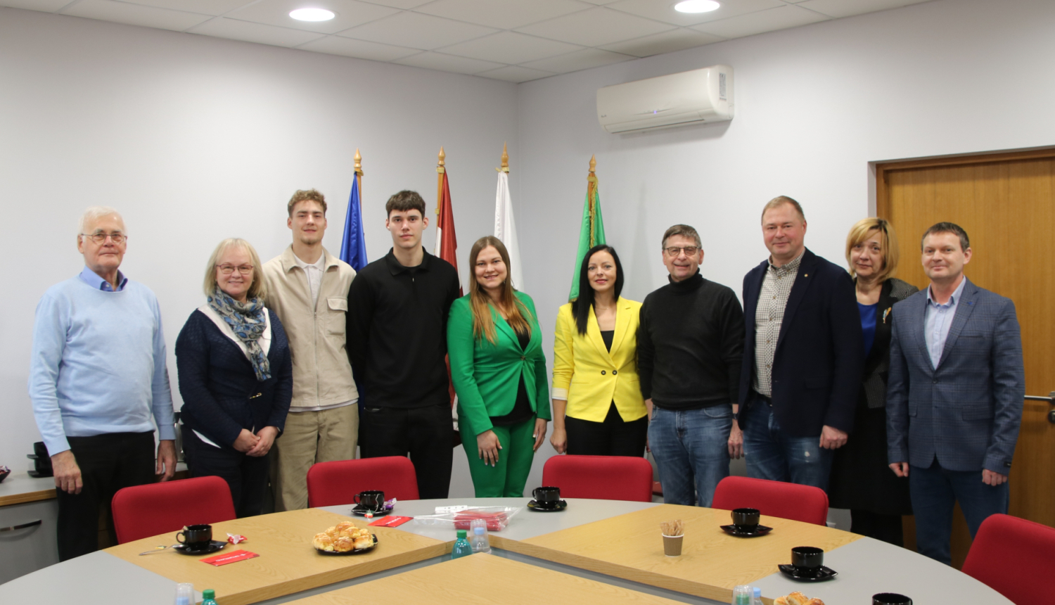 Kopbilde ar tikšanās dalībniekiem