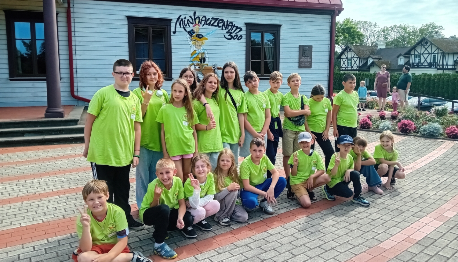 Bērnu kopbilde pie Minhauzena muzeja