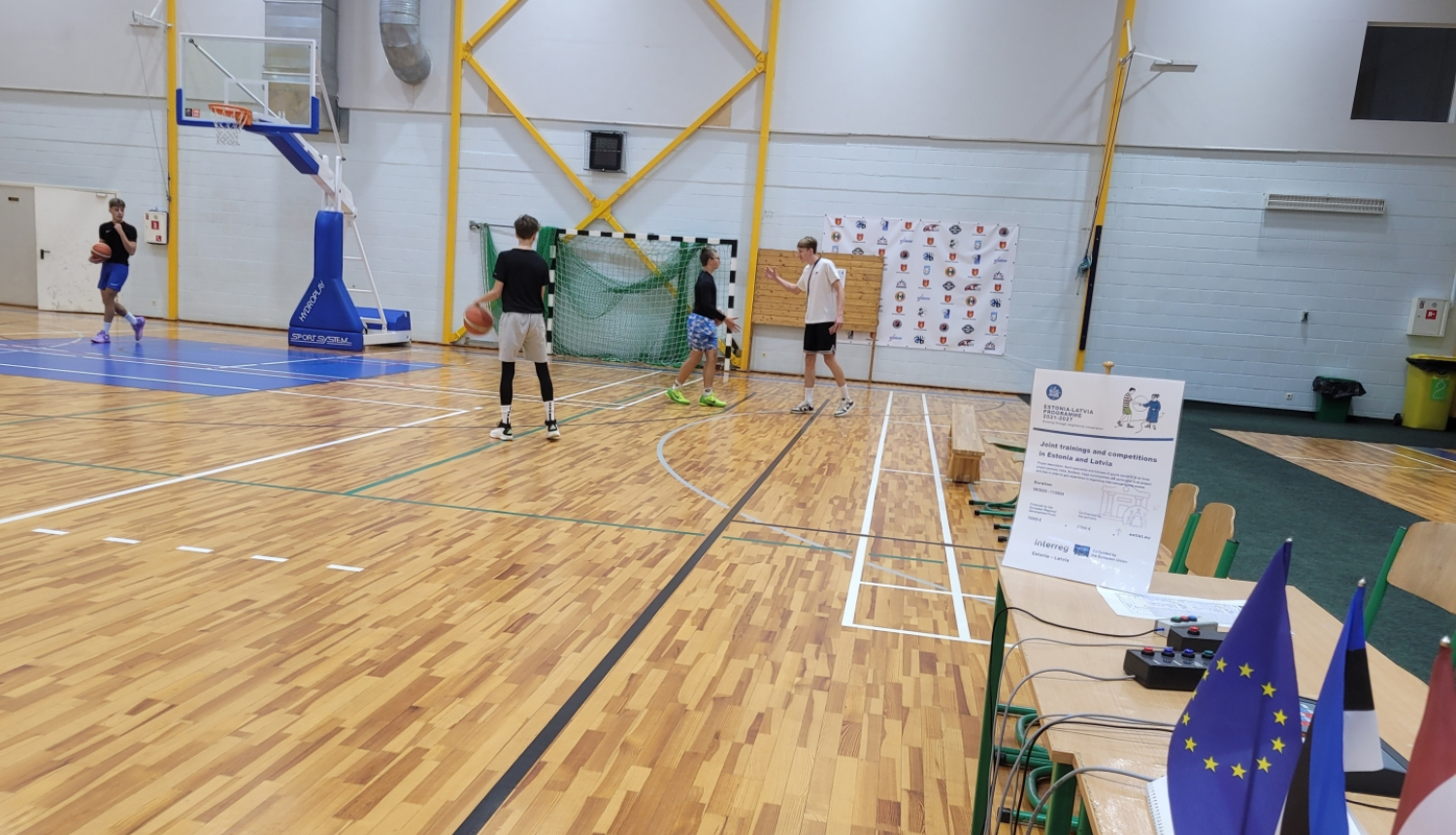 Basketbolisti uz spēles laukuma 