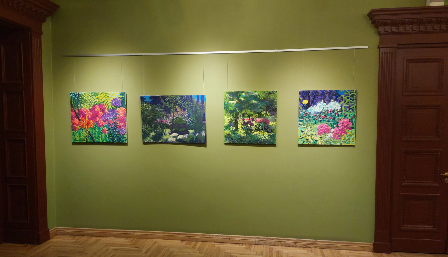 Gleznas uz zaļas sienas.