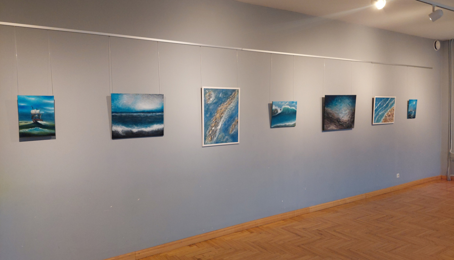 Gleznas uz pelēkas sienas