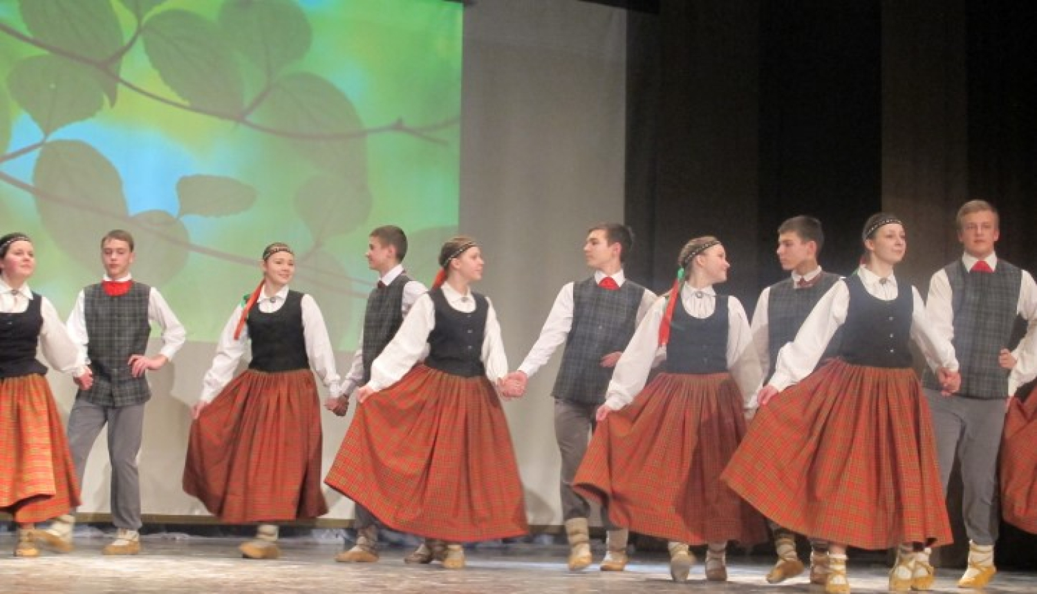 Valkas ģimnāzijas vecāku biedrība uzsāk LEADER projekta īstenošanu par tautas tērpu iegādi Valkas pilsētas bērnu un jauniešu tautas deju kolektīviem