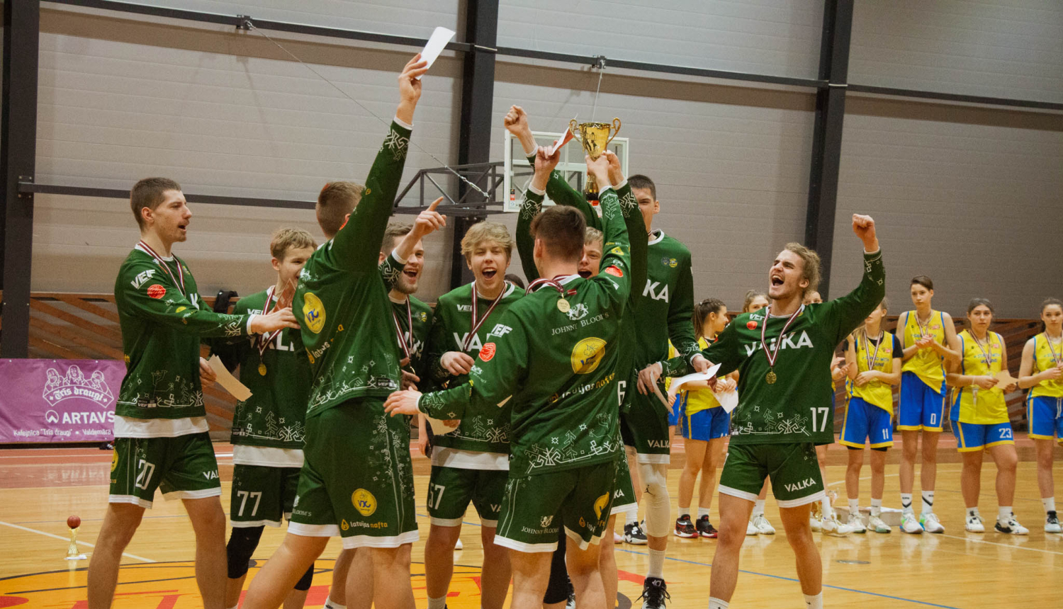 Valkas basketbolisti atved mājās ceļojošo kausu