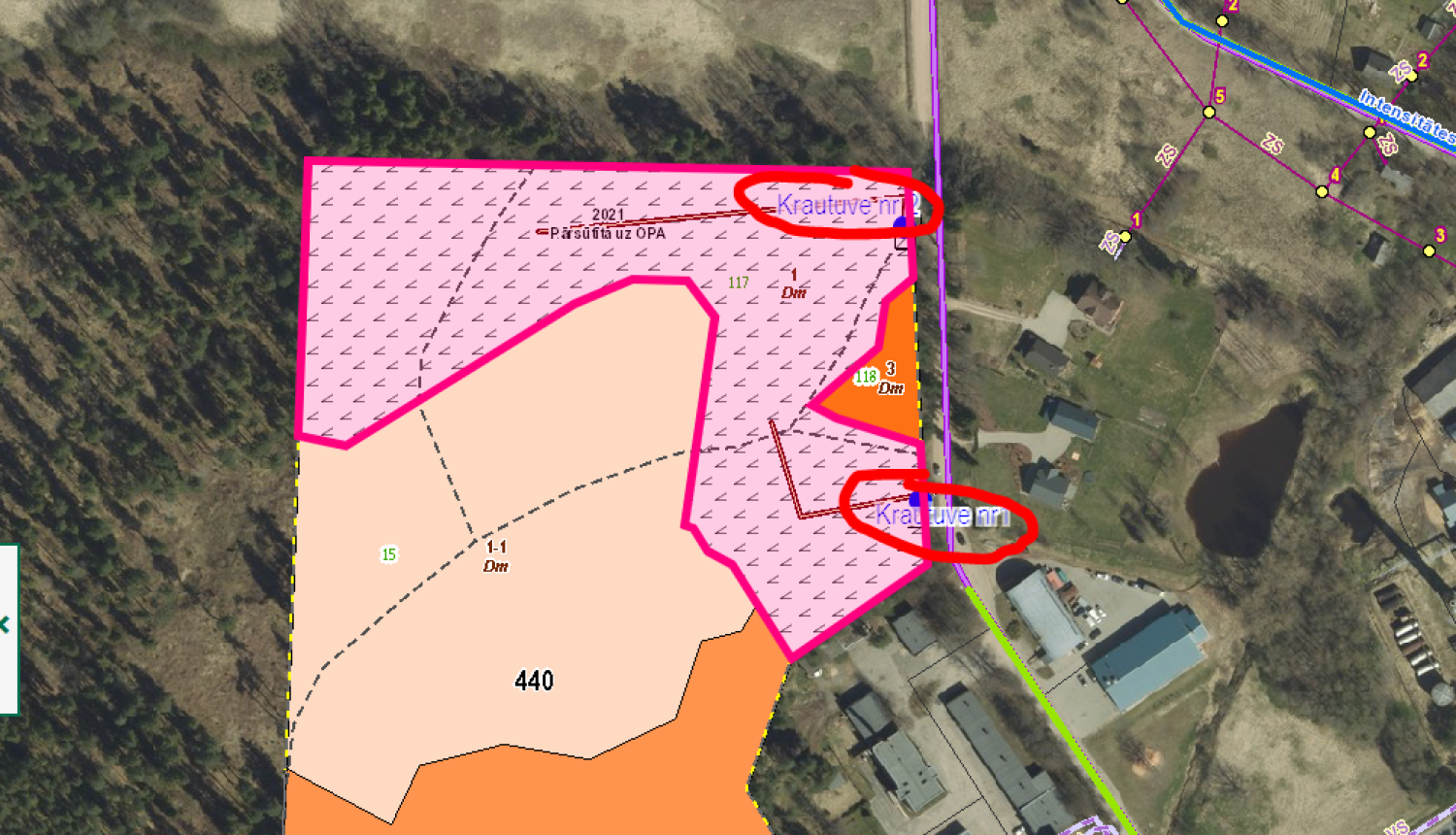 Valkas pilsētā Ausekļa ielā tiek veikta pameža kopšana un koku ciršanas darbi