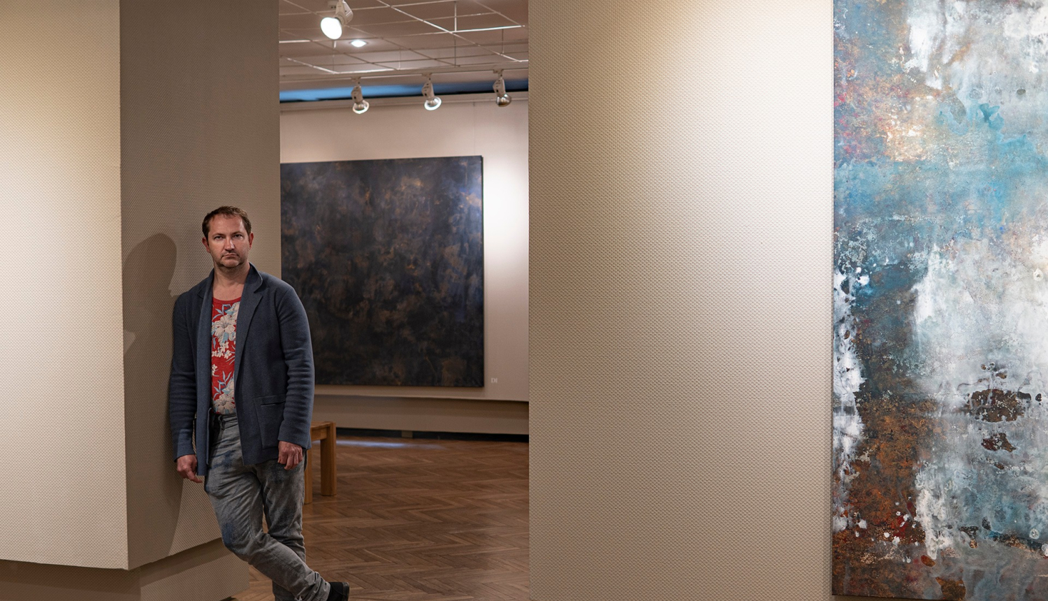 Valkā apskatāma mākslinieka Māra Čačkas lielformāta darbu izstāde “Citi dialogi”