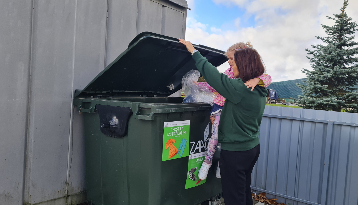 Akcijā “Otrreiz modē” savāktas 12 tonnas lietotu apavu un apģērbu