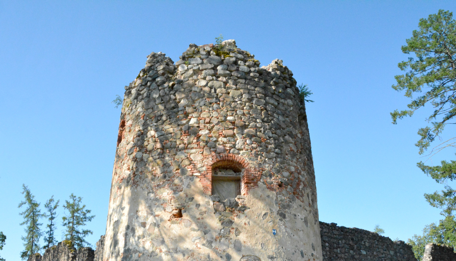 Paraksta vienošanos par deviņu valsts nozīmes kultūras mantojuma objektu atjaunošanu Baltijas ceļā
