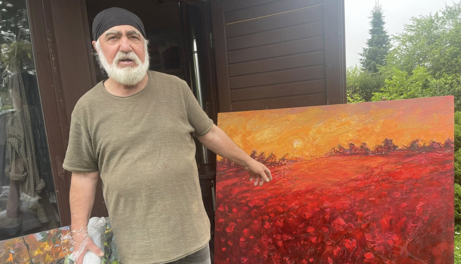 Mākslinieks pie savas gleznas