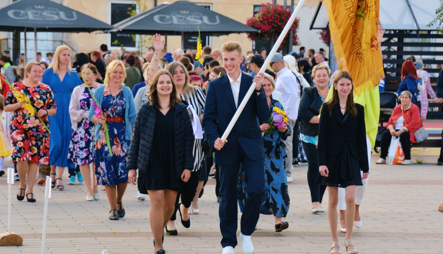 Cilvēku pūlis gājienā