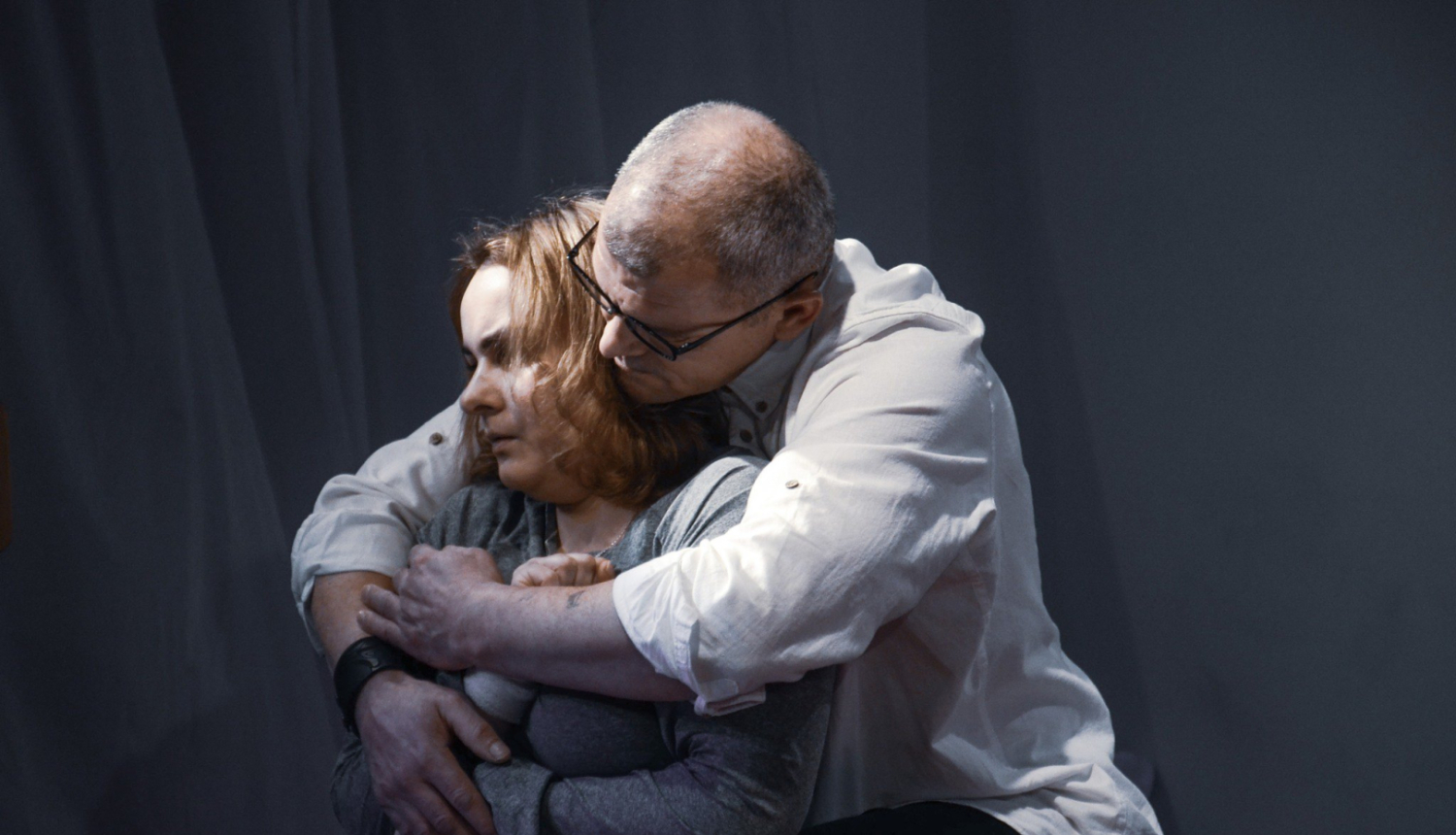 Vīrietis apskauj sievieti