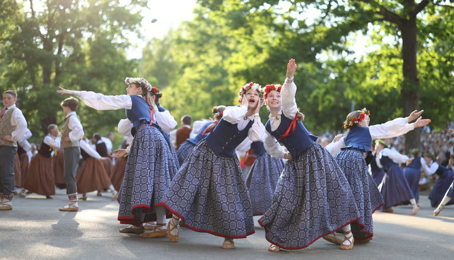 Jaunietes tautastērpos. 