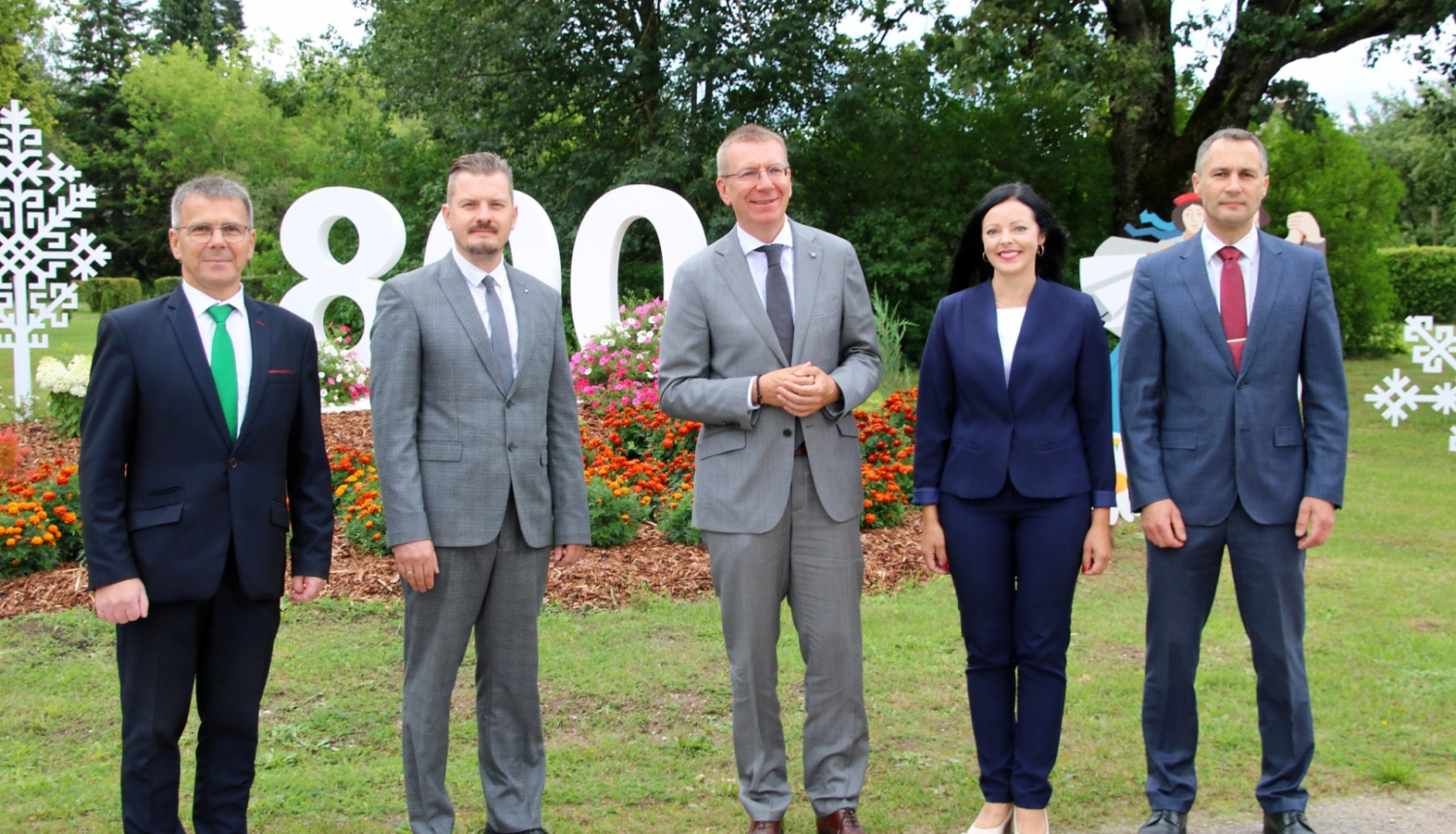 Pieci cilvēki uzvalkos