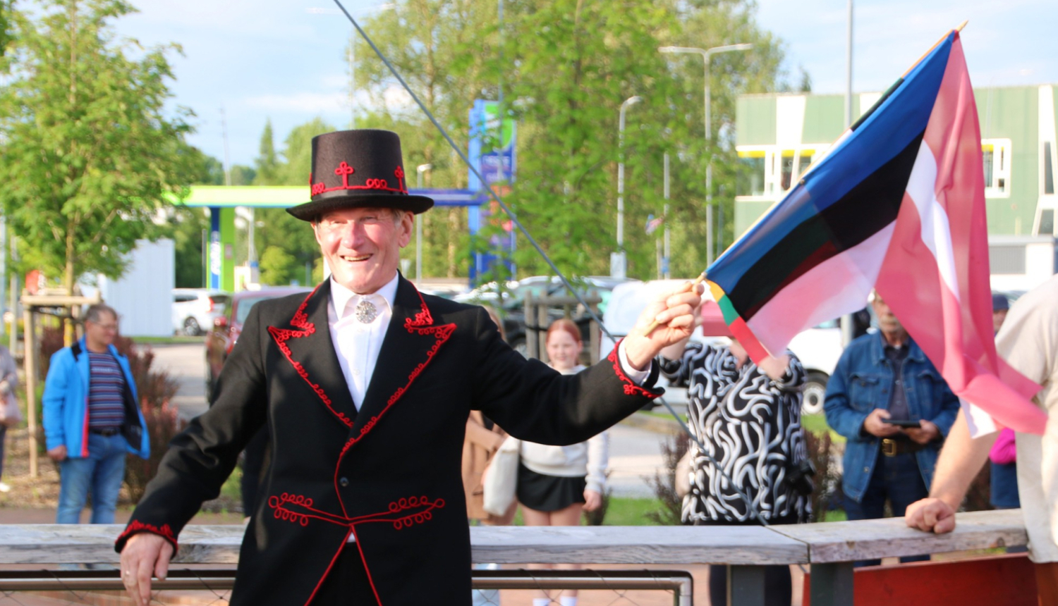 Nipernādijs ar Latvijas un Igaunijas karogiem