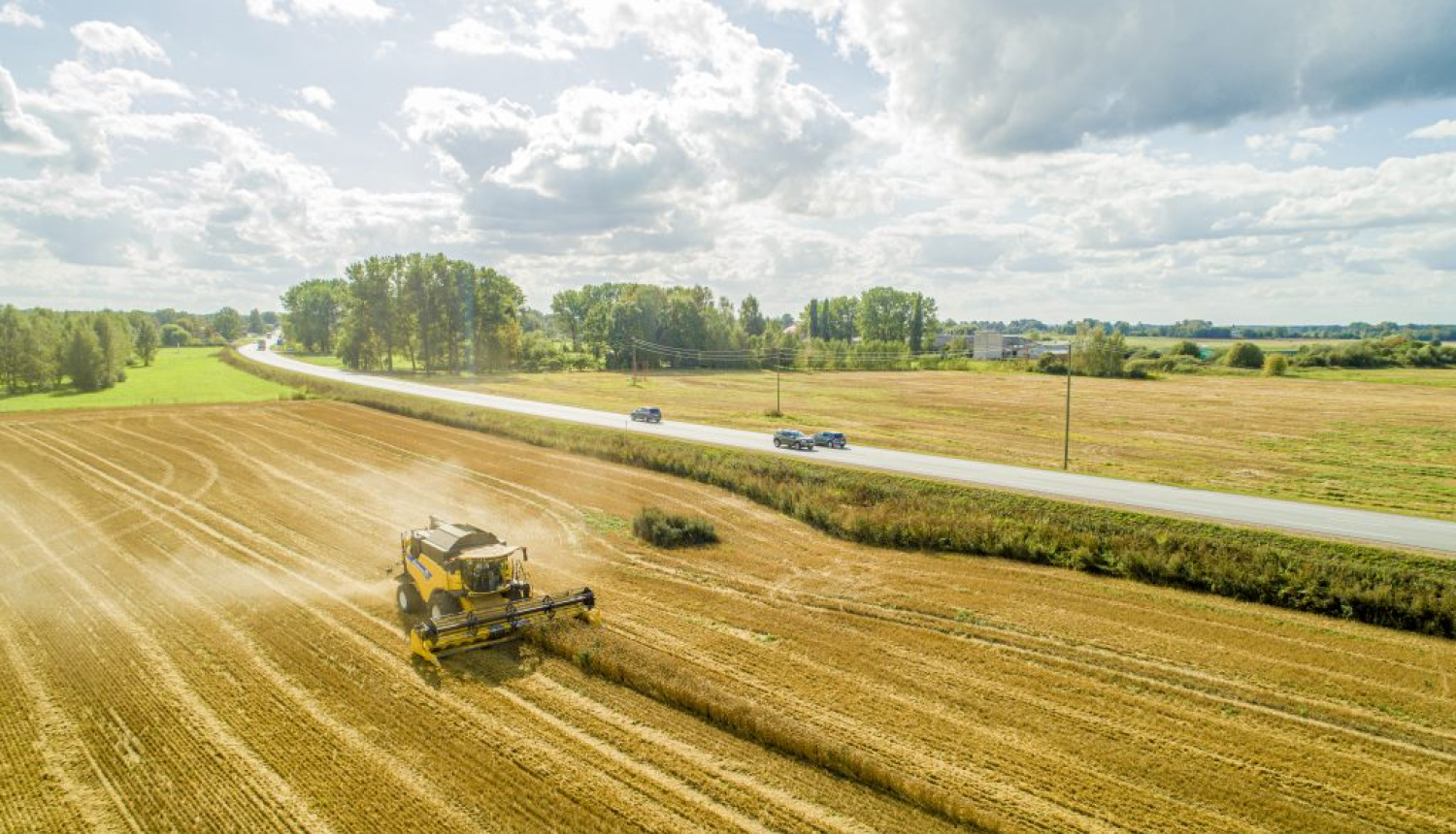 Ražas novākšanas laikā uz ceļiem jārēķinās ar lielāku lielgabarīta tehnikas klātbūtni