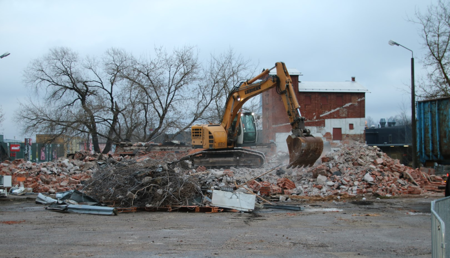 Uzsākta Rīgas ielas 7A un Rīgas ielas 1 ēku demontāža