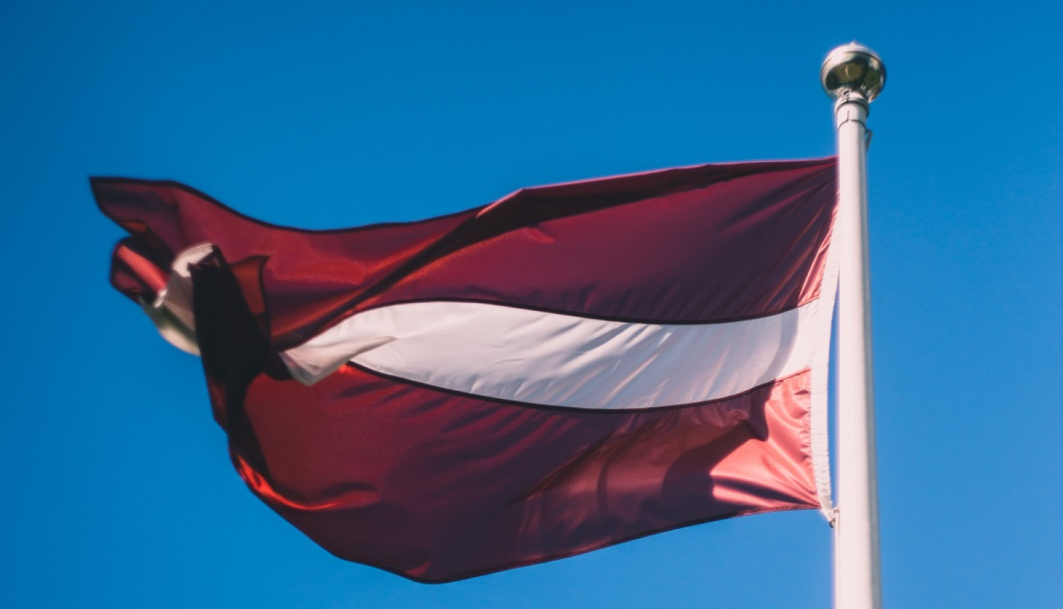 Izsludināts atklāts pieteikumu konkurss latviešu valodas kursu nodrošināšanai Ukrainas civiliedzīvotājiem visā Latvijā