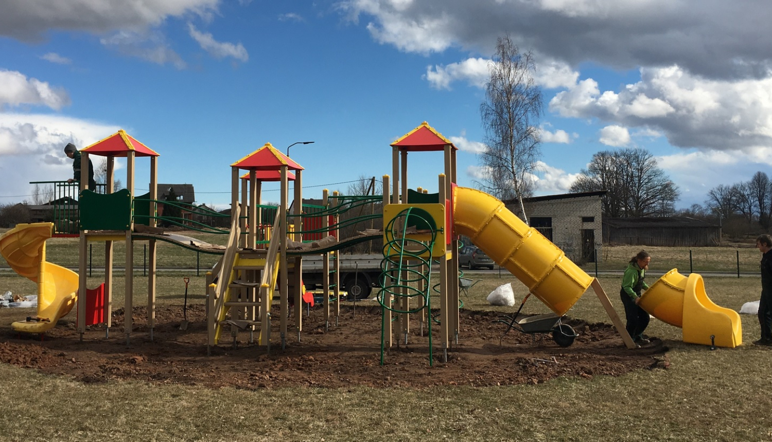 Tiek uzsākti būvdarbi bērnu rotaļu laukuma izveidei Valkā