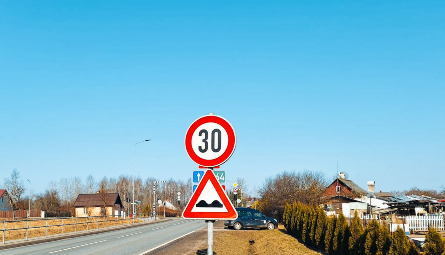 Ceļa zīme uz  Zemgales ielu