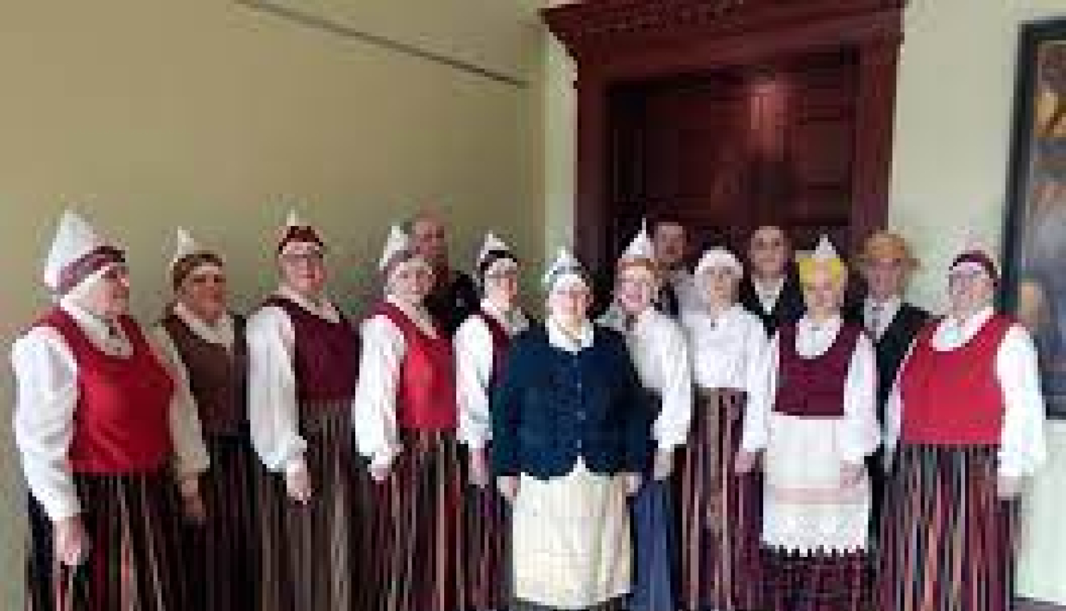 Valkas dziesmu draugu kopa “Nāburgi” godina dzejnieci Kornēliju Apškrūmu