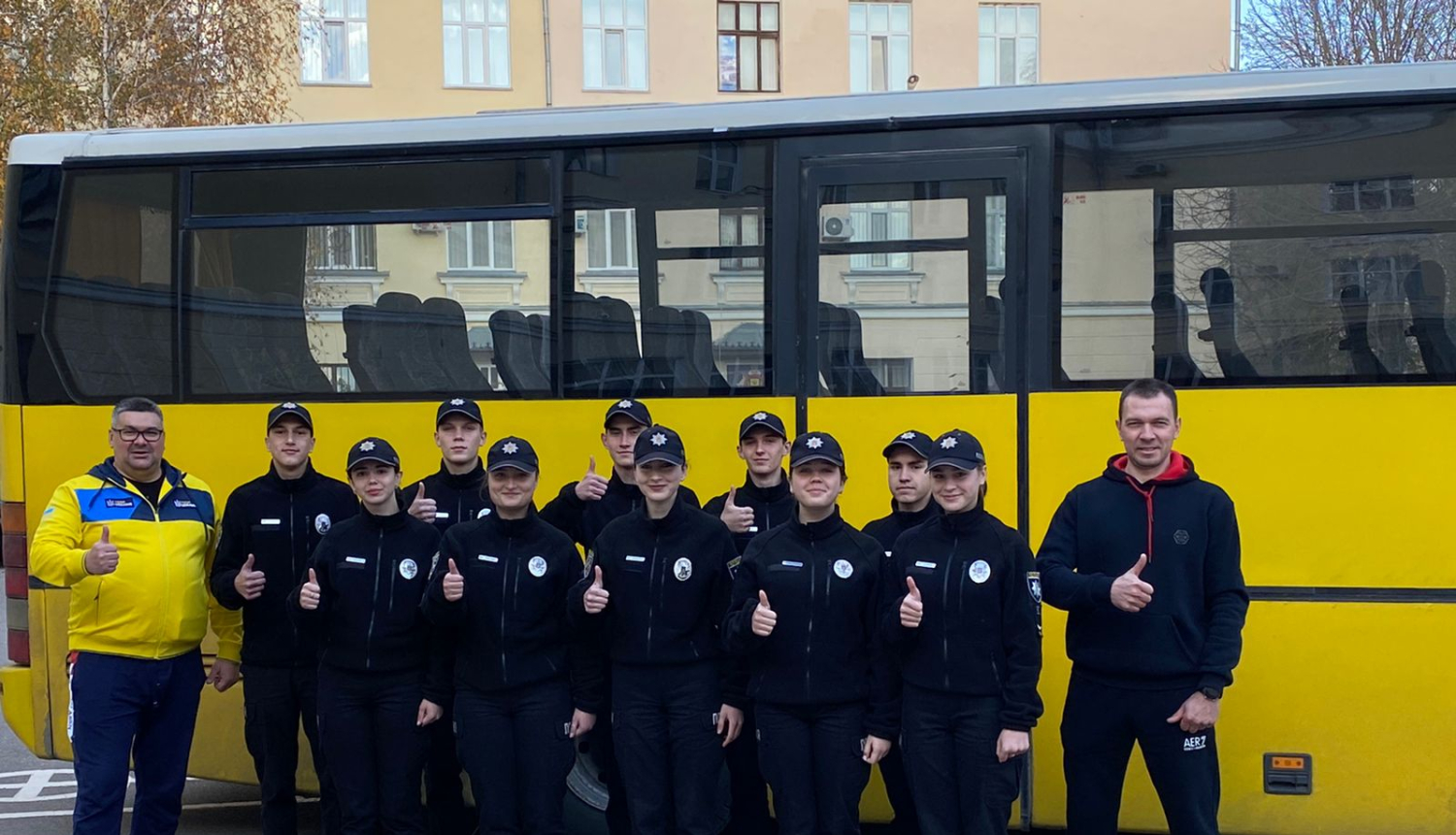 Valkas pašvaldības dāvinātais autobuss kalpo topošo Ukrainas policistu pārvadāšanai