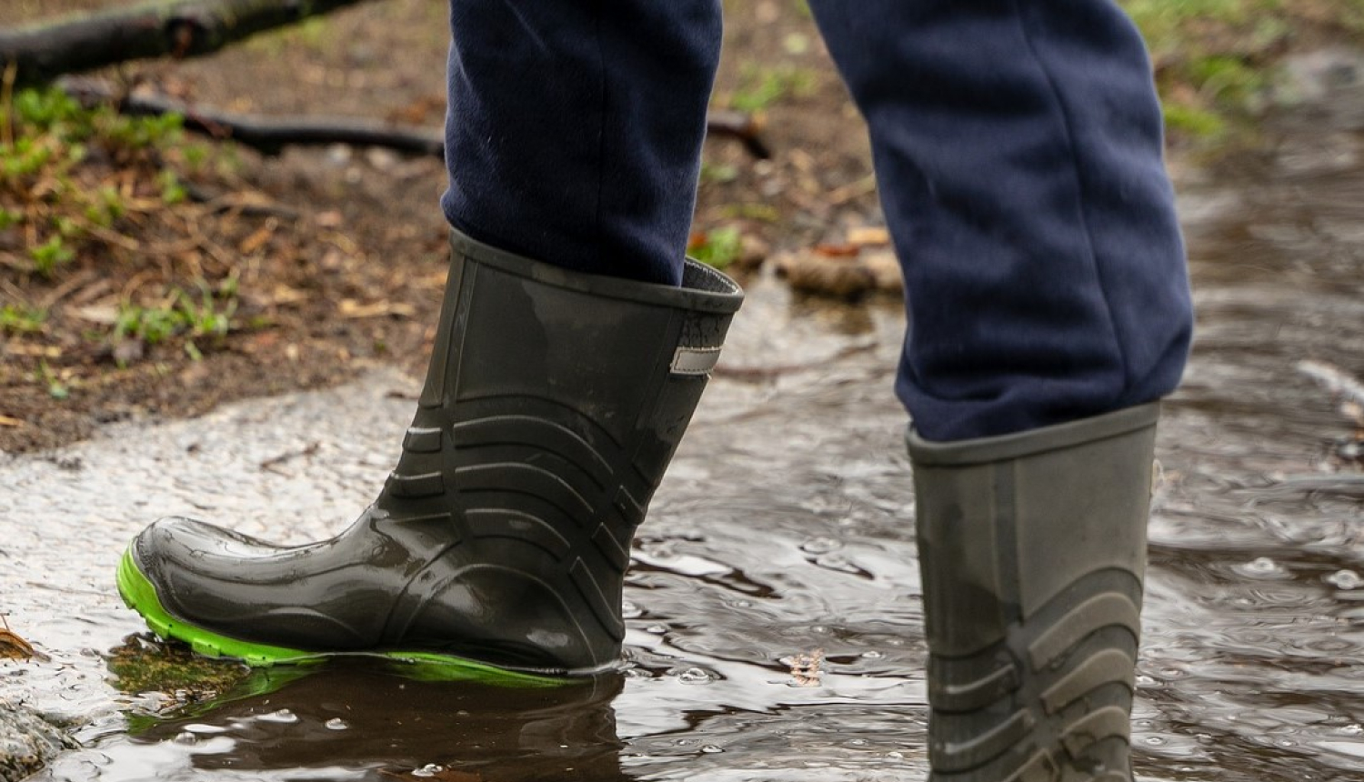 Kā rīkoties daudzdzīvokļu māju iedzīvotājiem, kad applūst iekšpagalmi?