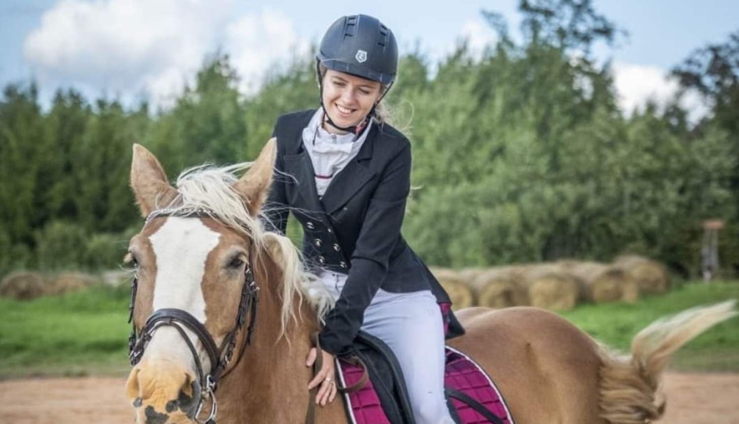 Valkas bibliotēkā saimniecības “Kurģi” zirgu fotogrāfiju un zirglietu izstāde