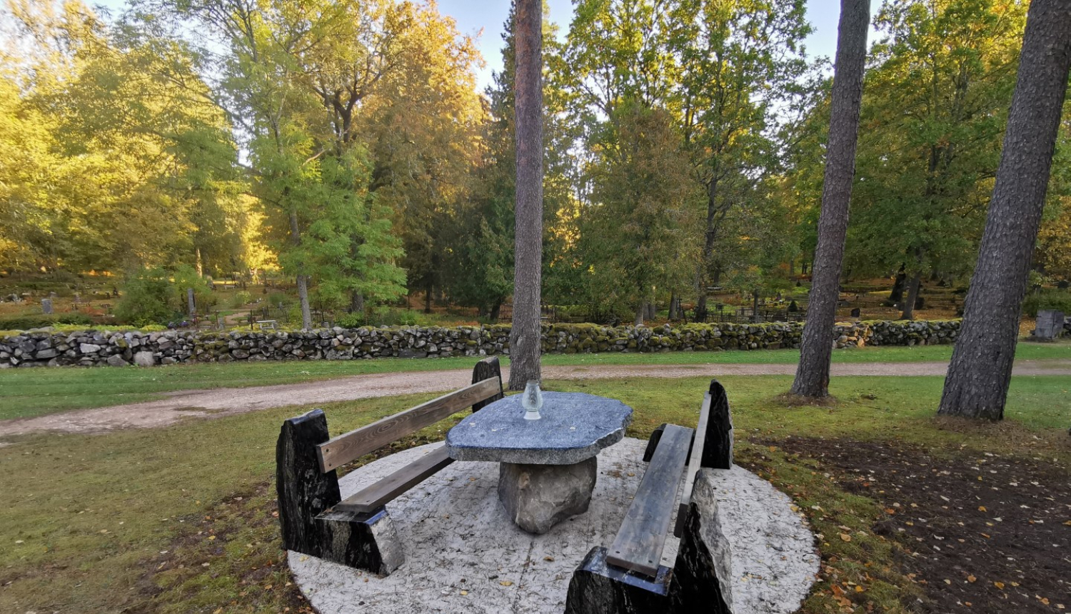 Uzstādīti vides objekti projekta “Ērģemes kapsētas digitalizācija un teritorijas labiekārtošana - tilts no pagātnes uz nākotni” īstenošana