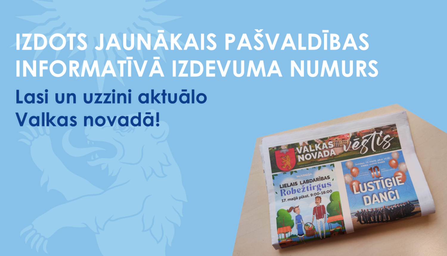 Gaiši zils baneris ar Valkas novada ģerboņa lāča siluetu un fotogrāfiju ar krāsainu pašvaldības avīzi