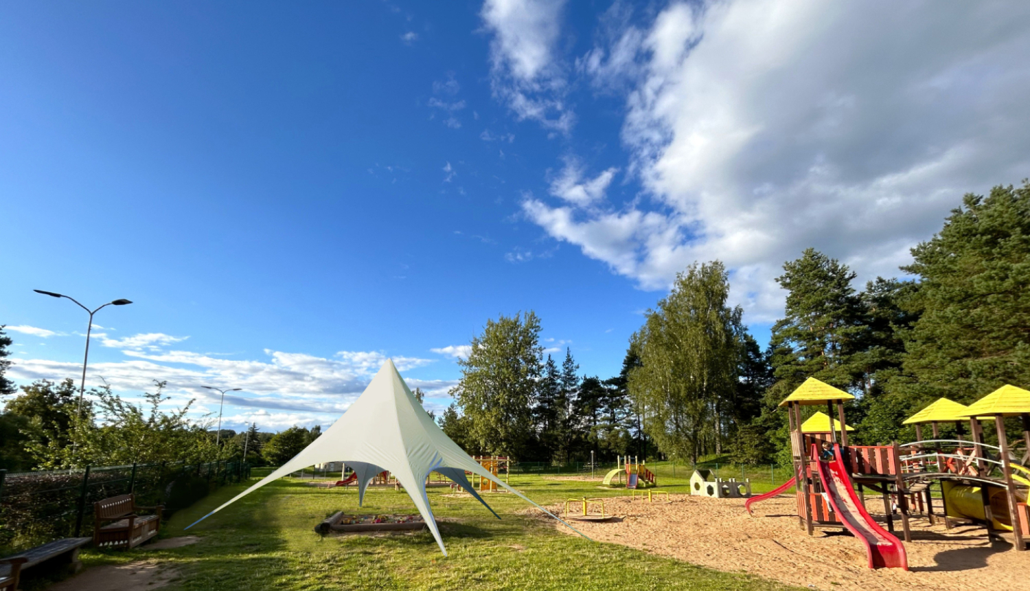 bērnu rotaļu laukuma noēnojums