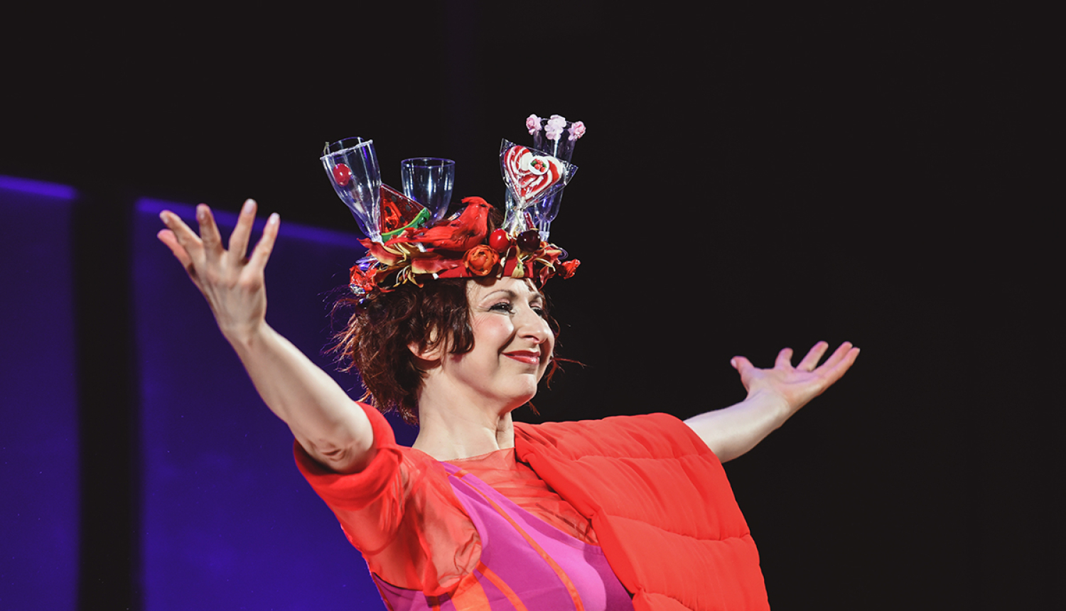 Sieviete sarkanā kleitā ar cepuri