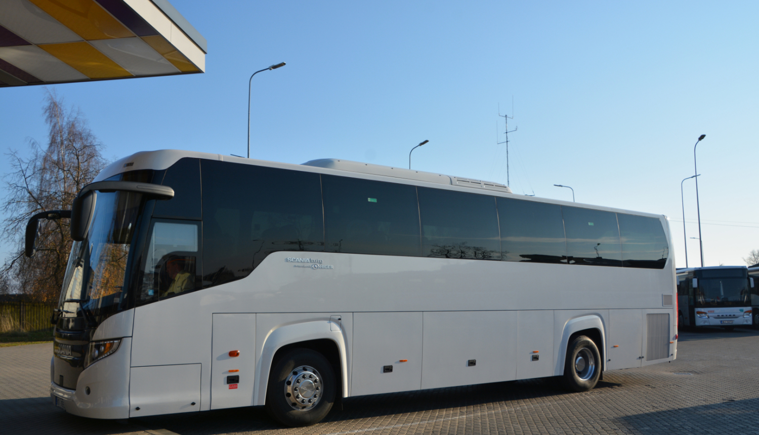 Balts autoboss autoostas stāvvietā