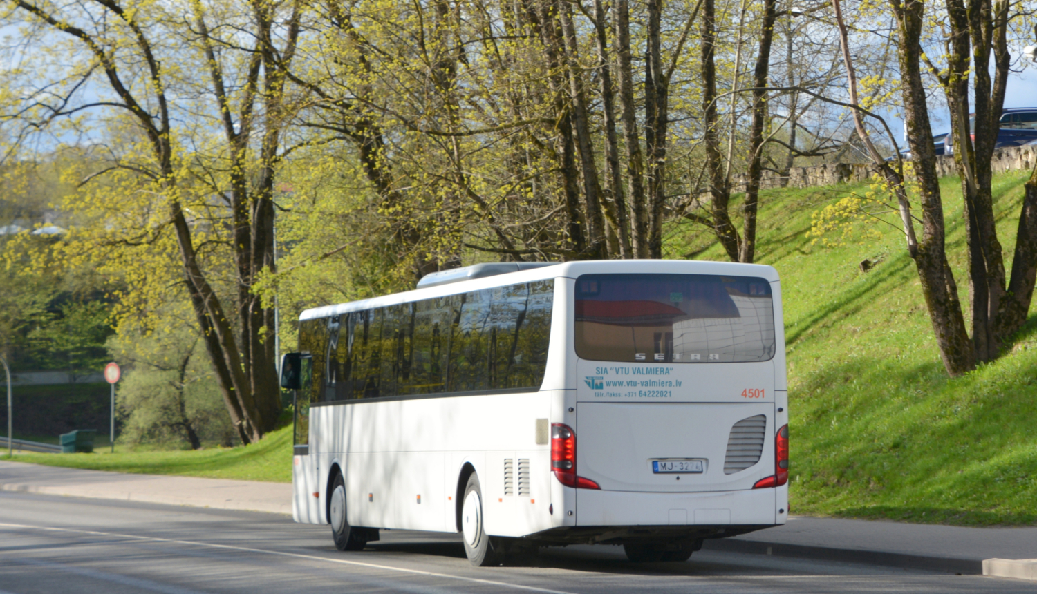 Autobuss brauc pa ceļu