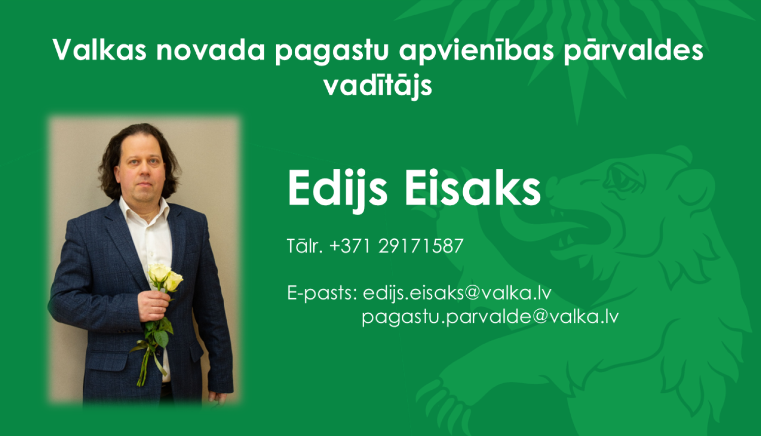 Zaļs baneris ar Valkas novada ģerboņa lāča siluetu un pagastu pārvaldes vadītāja fotogrāfiju