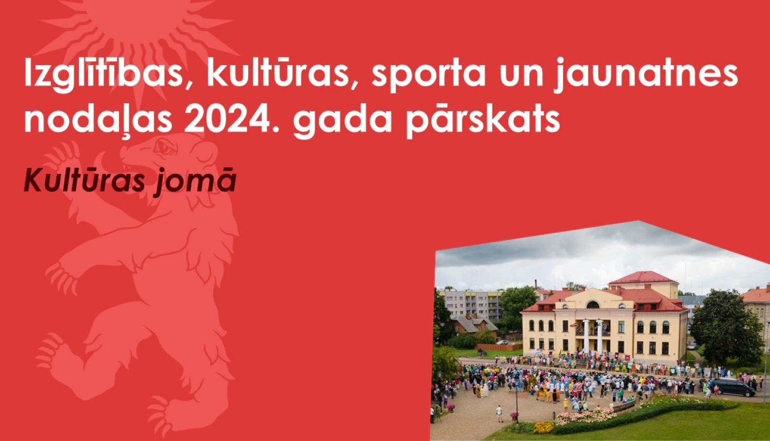 Sarkans baneris ar Valkas novada ģerboņa lāča siluetu un drona bildi ar Valkas pilsētas kultūras namu