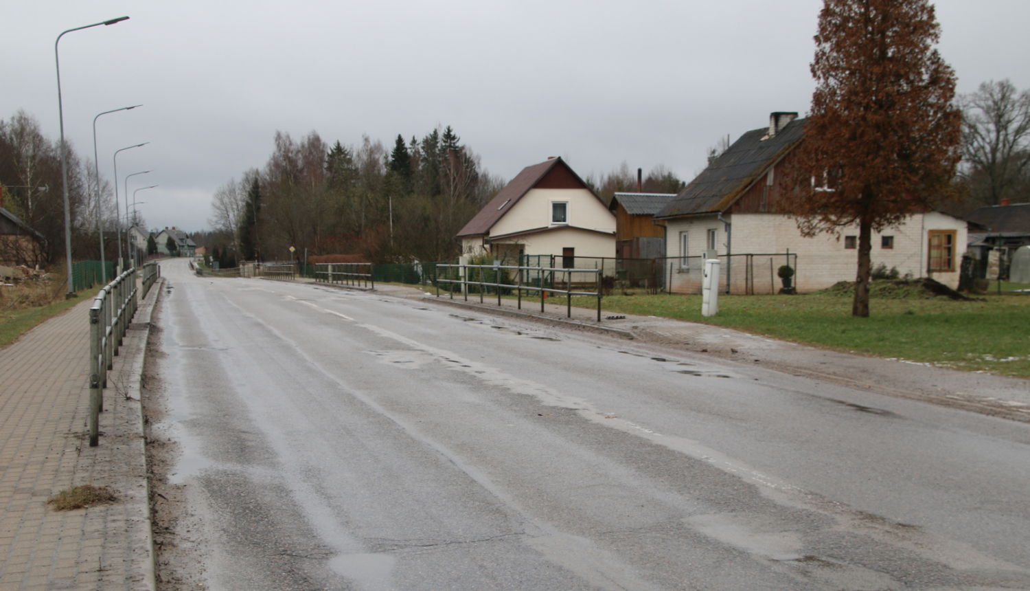 Ceļa posms drēgnā dienā