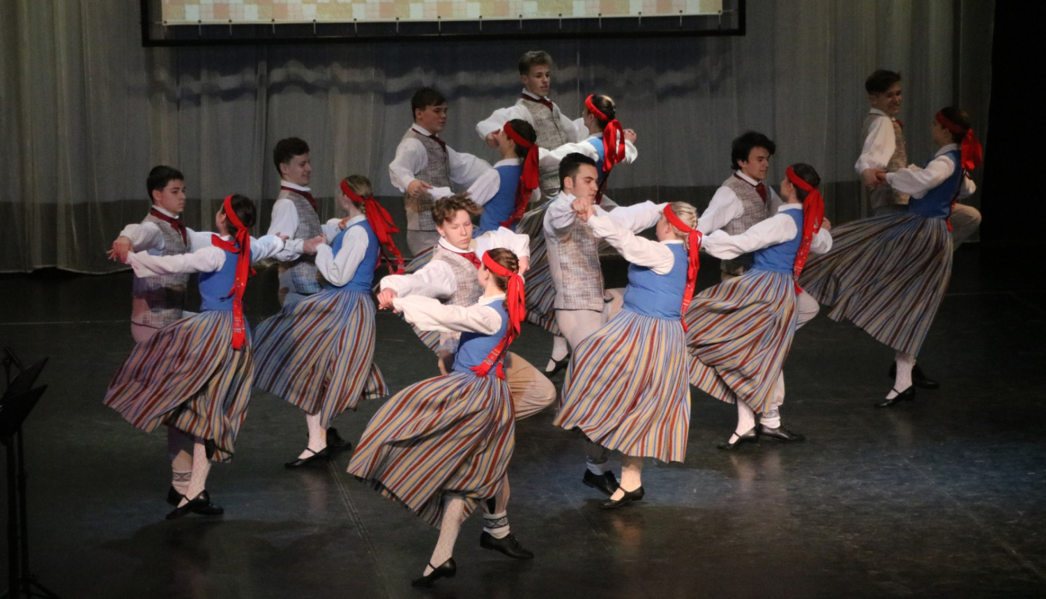 Deju kolektīvs Vendīgs uz skatuves