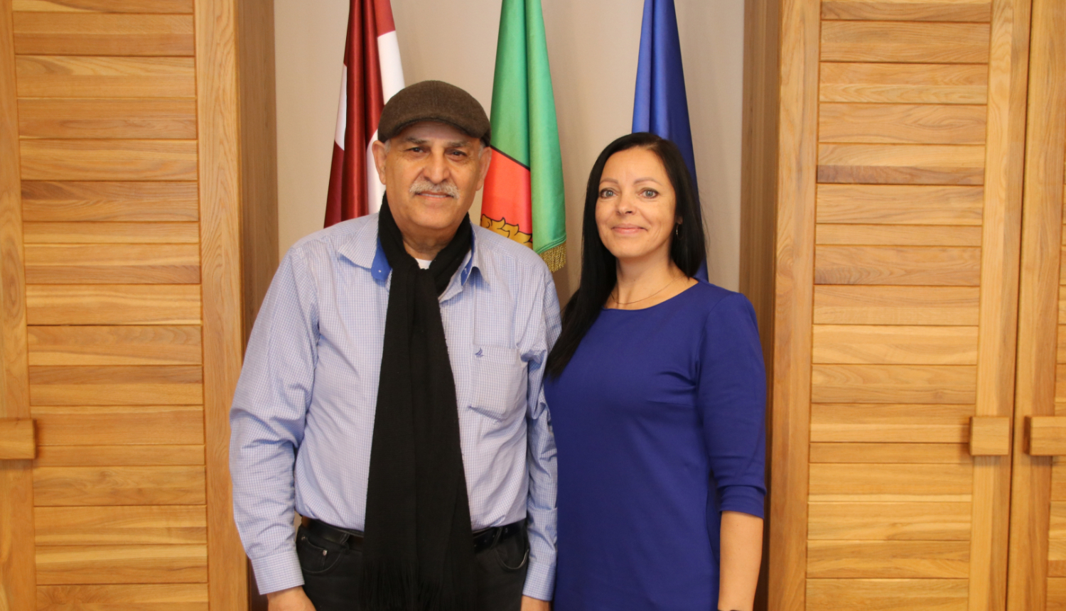 Vīrietis un sieviete pie karogiem