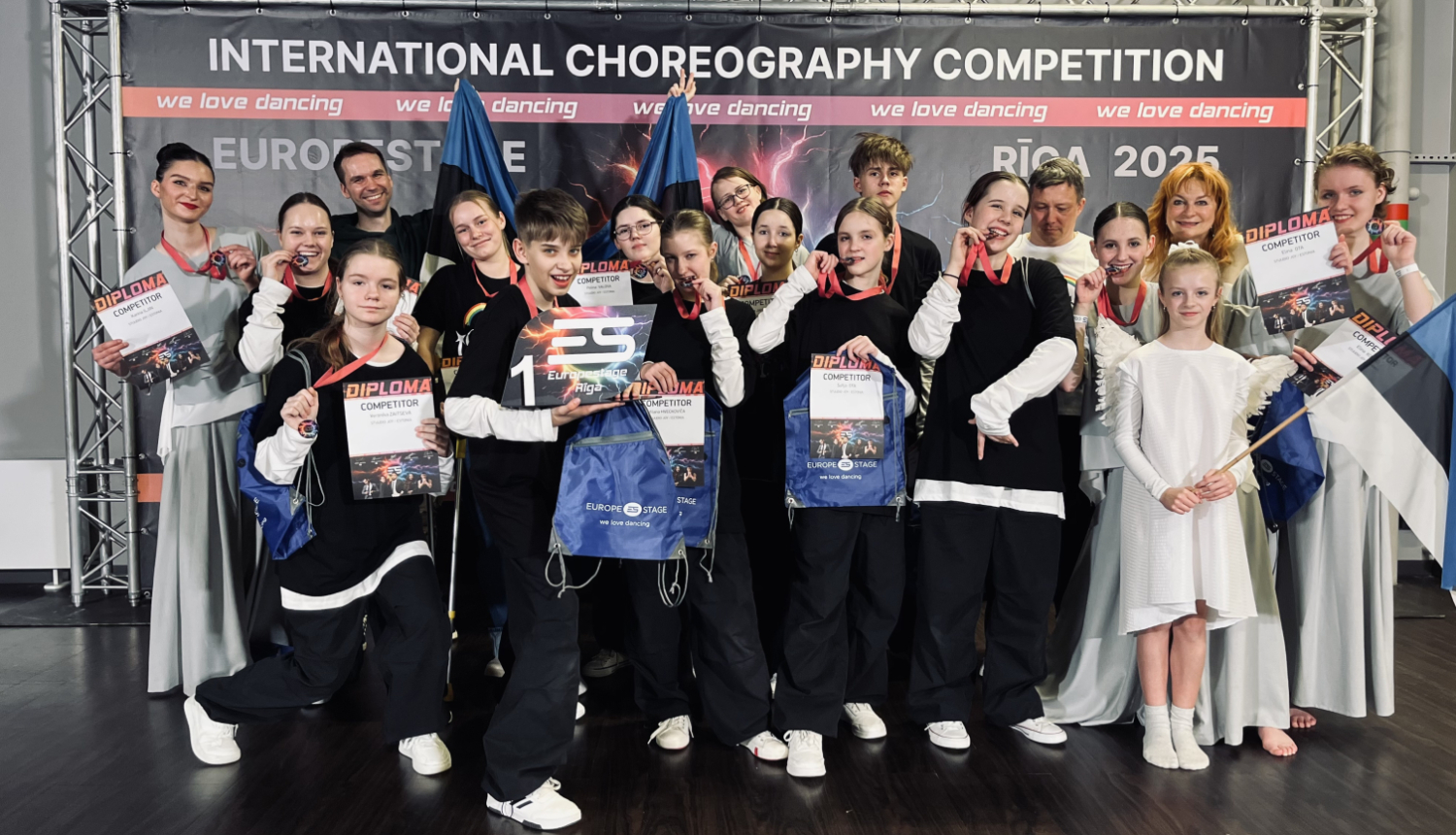 Studijas JOY dejotāju kopbilde