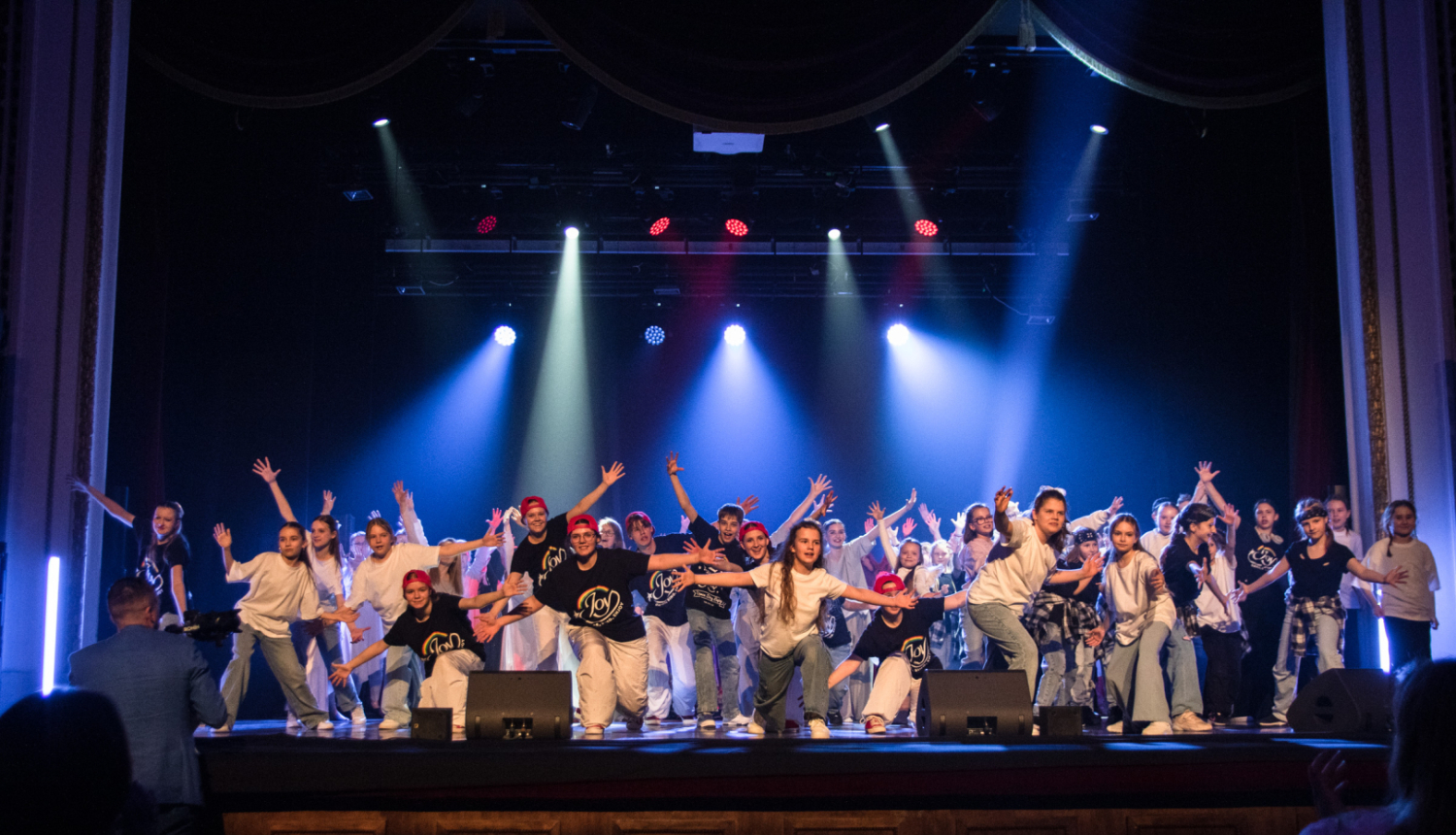 Kolektīva kopbilde uz skatuves