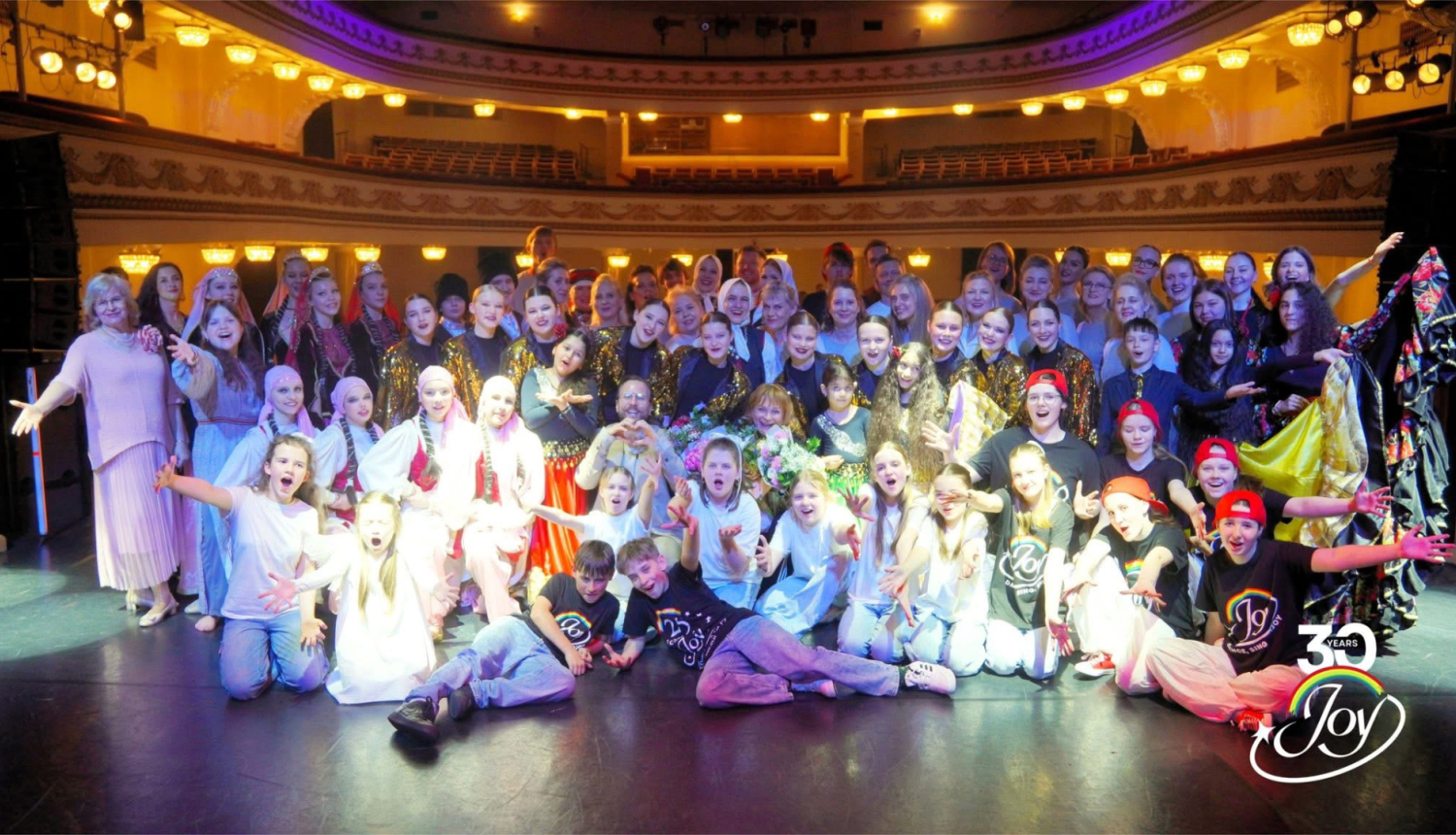 Studijas kolektīvs uz skatuves