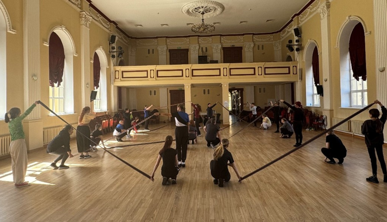 Dejotāji kultūras nama lielajā zālē