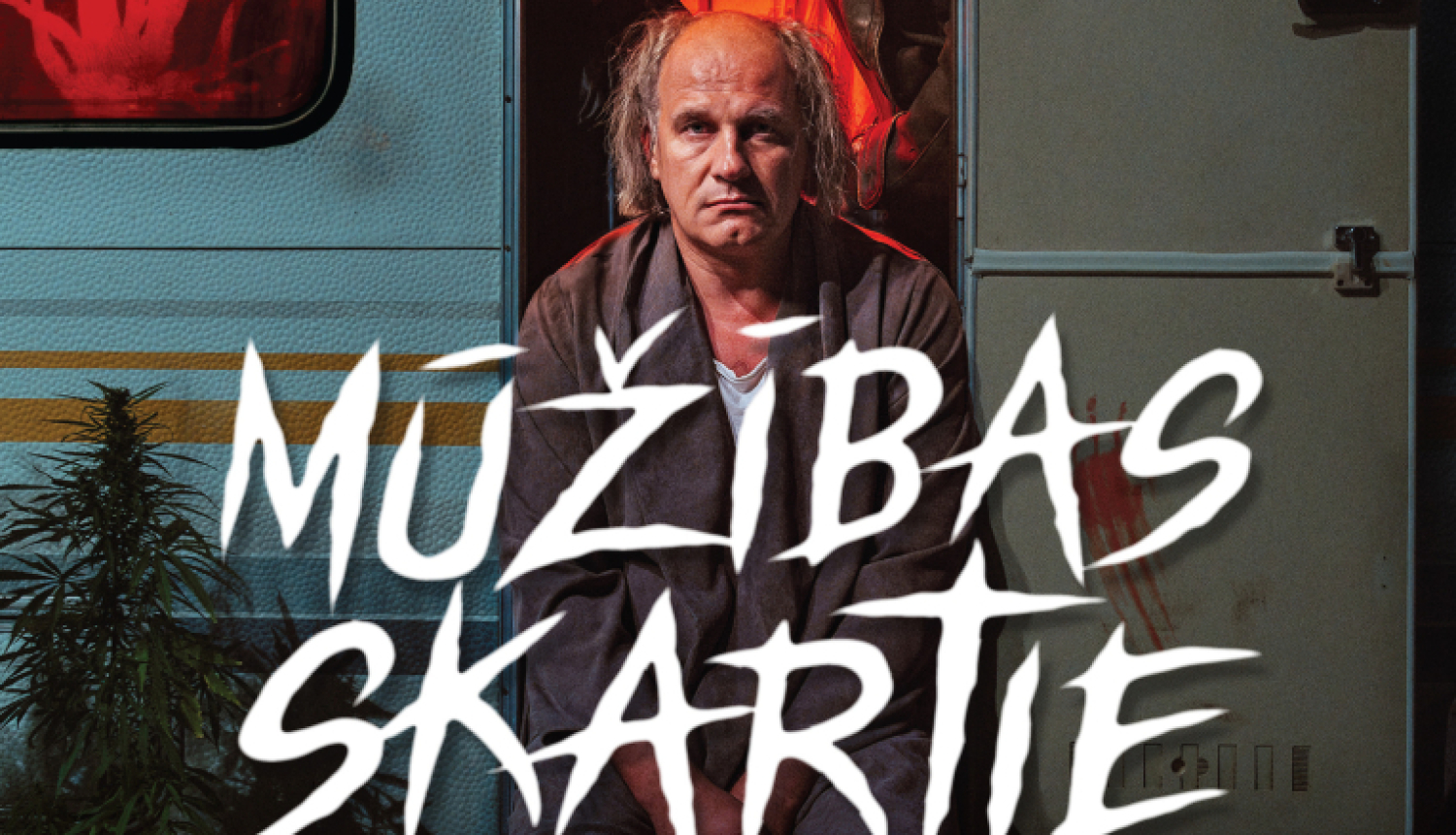 Trīs virieši pie atvērtām treilera durvīm