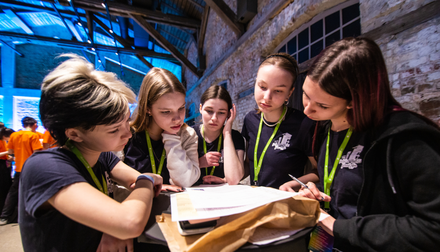 Skolēnu komanda aizrautīgi pilda uzdevumus