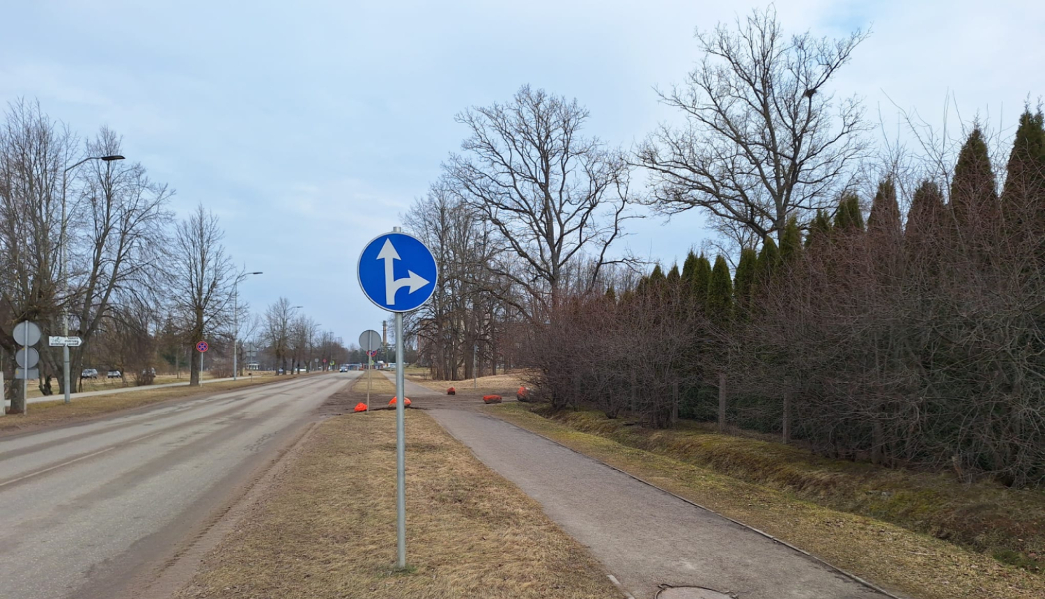 Rikojuma zīme "Braukt taisni vai pa labi"