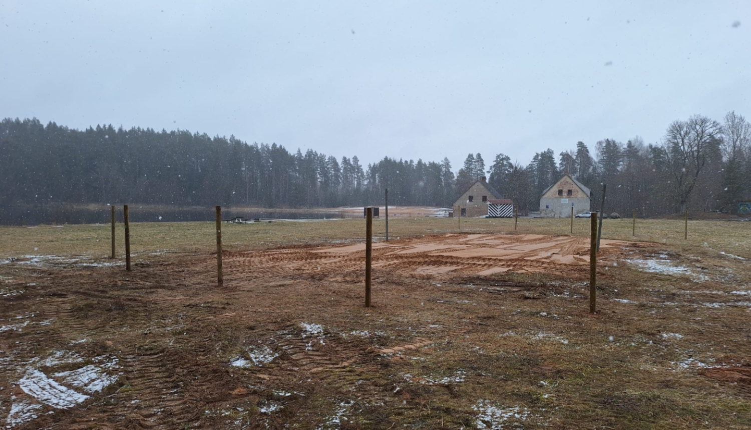 Jaunizveidots smilšu laukums un stabi