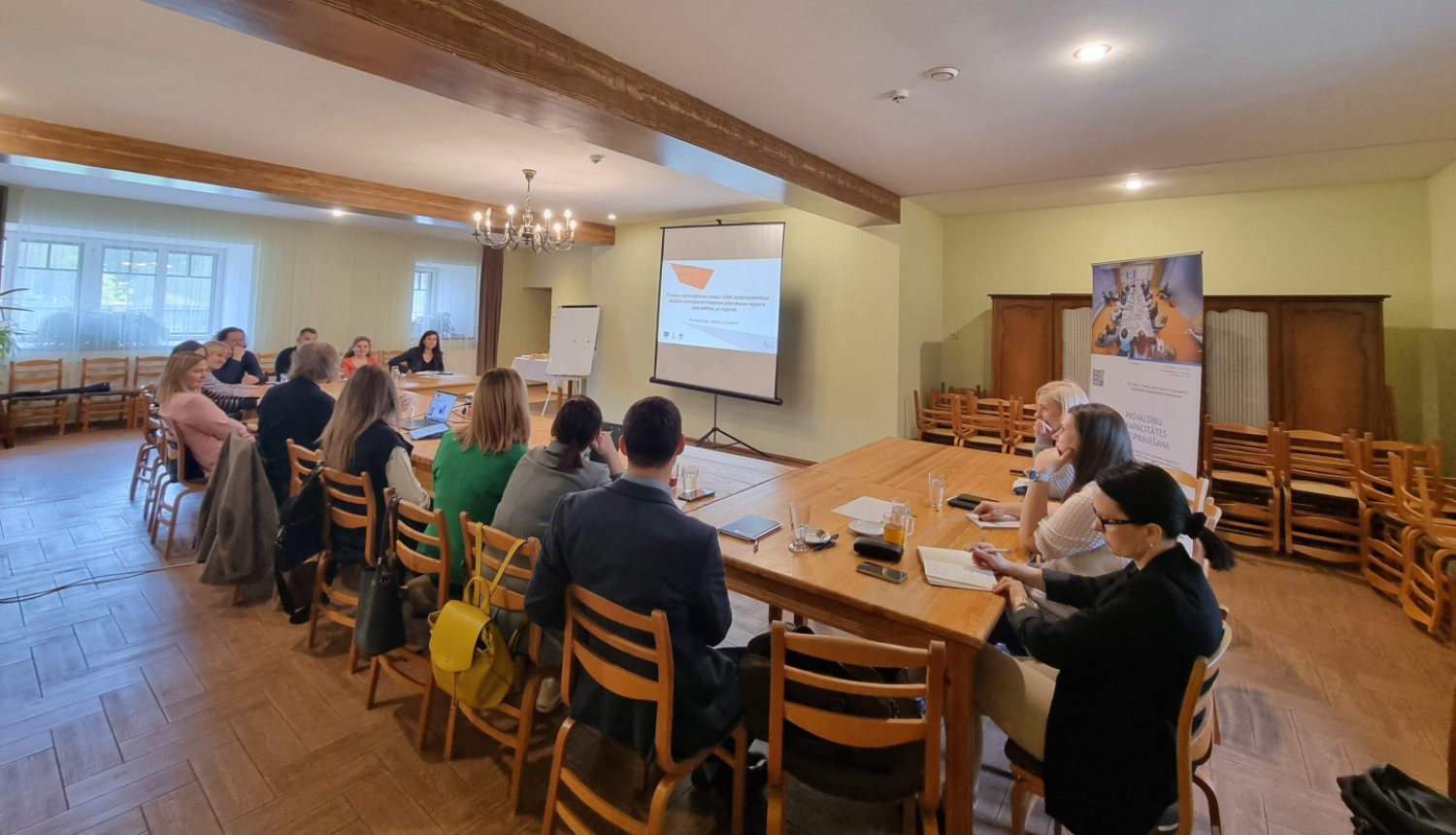 Speciālistu mācībās pie galdiem